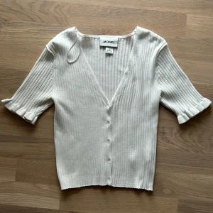 Enkel fin topp - Vit topp med fina detaljer från monki 