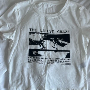 Snygg t shirt - Så snygg tröja med tryck. Väldigt skönt material!! Aldrig använd 