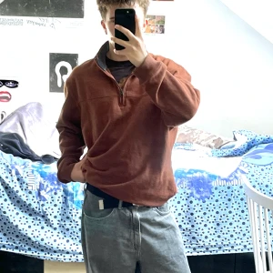 Oversised sweatshirt - En skön oversized sweatshirt i brun färg, bra skick, köpt secondhand