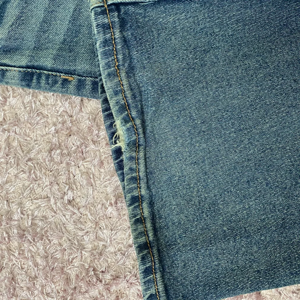 Säljer dessa super fina low-waist jeansen från h&m då dom inte kommer till användning. Använd ett par gånger men är i väldigt bra skick. Dom är lite slitna på nedre delen av högra benet (se på bild 3). Midjemått är 36 och innerbenslängd 80 cm. Jeans & Byxor.