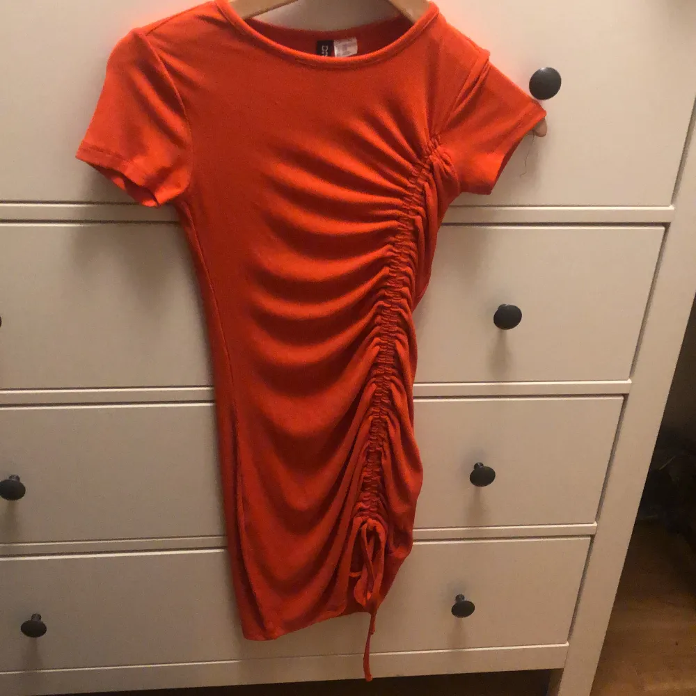 Jättefin röd klänning från HM men har inte haft så stor andvändning för den om den börjar tyvärr bli lite för liten💕. Klänningar.