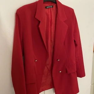 Kavaj  - Röd kavaj från boohoo. Rätt så tunn. 