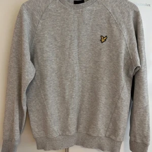 Lyle&Scott tröja - Grå Lyle&Scott tröja Väldigt bra skick då jag endast använt den vid nåt enstaka tillfälle, eftersom den var lite för liten  Nypris cirka 600kr