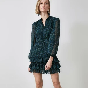 Grön Klänning - Säljer min fina klänning från Zalando som jag köpte förra året. Storlek 38 men sitter som S/36 Den har aldrig använts och har även prislappen kvar. Slutsåld! Nypris 430 kr