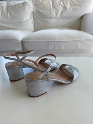 Silvriga klackskor - Ett par silvriga klackskor från Anna Field men beställda från zalando. Använda en gång så de är i nyskick och är i storlek 38. Bekväma och med en klack på ca 5 cm.