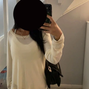 zara tröja - zara tröja som inte finns i butik eller online längre, använd ett par gånger. säljer på grund av att den inte kommer till användning längre. 