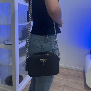 Guess väska svart - Säljer denna jättefina väskan ifrån guess då jag inte använder den längre💗Snygg och trendig väska som original är gansk dyr😊(lite fläckig inuti)