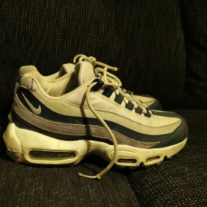Nike Air max 95 midnight navy - Säljer sonens Nike då de har blivit för små. Använt skicka 8/10 snören är lite slitna. Köpare står för frakten. Storlek 38,5