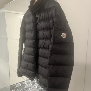 Moncler jacka - Säljer min moncler jacka i bra skick. Stl 5. Nypris ca 9000kr.