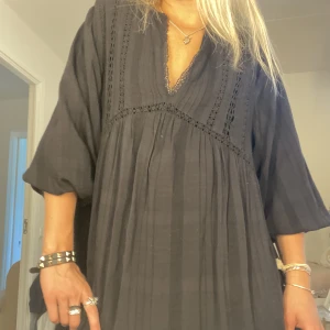 Zara klänning  - Säljer denna superfina svarta klänningen från zara som inte säljs längre💘använd max 3 gånger