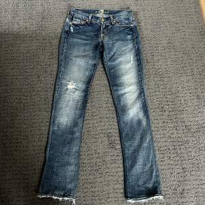 Jättesnygga Low waist bootcut jeans från 7 for all mankind i storlek S💕midjemåttet är 75cm och innerbenslängden är 84cm💓 Säljer dem eftersom de inte passade. 