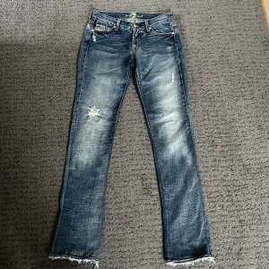 Low waist jeans - Jättesnygga Low waist bootcut jeans från 7 for all mankind i storlek S💕midjemåttet är 75cm och innerbenslängden är 84cm💓 Säljer dem eftersom de inte passade. 