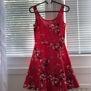 Blommig klänning  - Så fint 😍