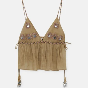 Somrig topp - Jag säljer denna jätte jättefina gröna toppen. Den är från pull and bear. Aldrig använd och jag säljer för att den inte kommer till användning.