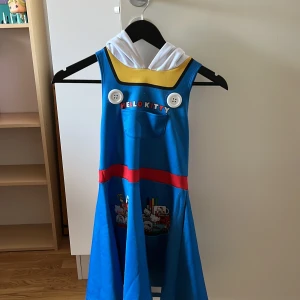 Hello kitty dress - Super cute hello kitty dress! Någon liten fläck! Skriv om du vill ha mer bilder! 