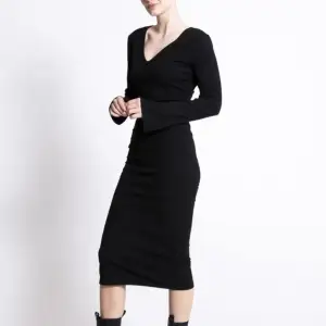 Säljer min svarta tighta klänning från Lager 157 i modellen ALLY. Inte använd mer än 2-3 gånger😍