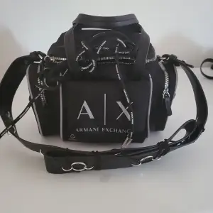 En armani exchange väska. Bra skick och ör som ny. Fråga om bilder om du behöver, pros kan diskuteras! 