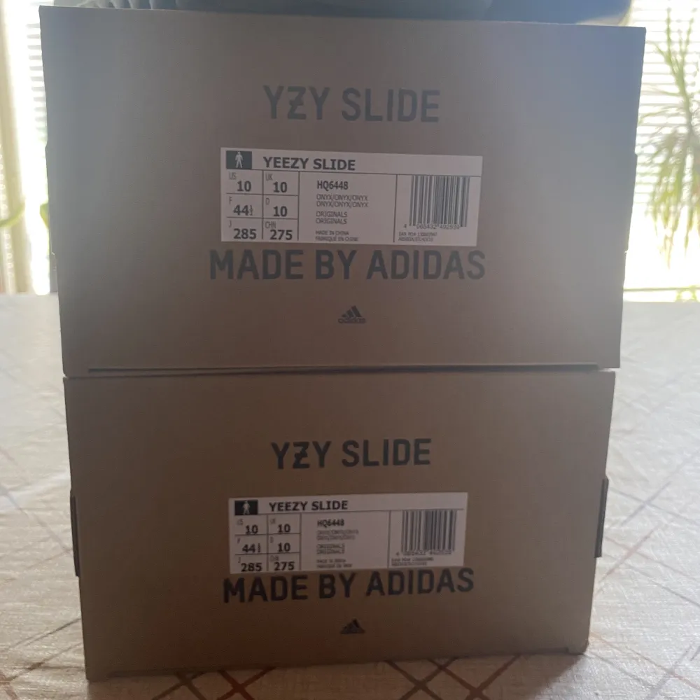Säljer 2 par adidas yeezy slide onyx. Båda storlek 44 1/2. Passar allt från 42-44. . Skor.