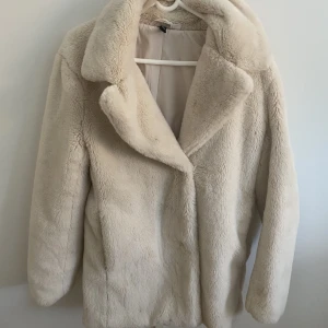 Fluffig vinterjacka/kappa/fluffjacka - En oversize fluffig vinterjacka, fluffjacka eller kappa. Jättevarm och bekväm, ser jättefin ut under vintern! ❄️Har 2 fickor, pris kan diskuteras! Köptes för 500