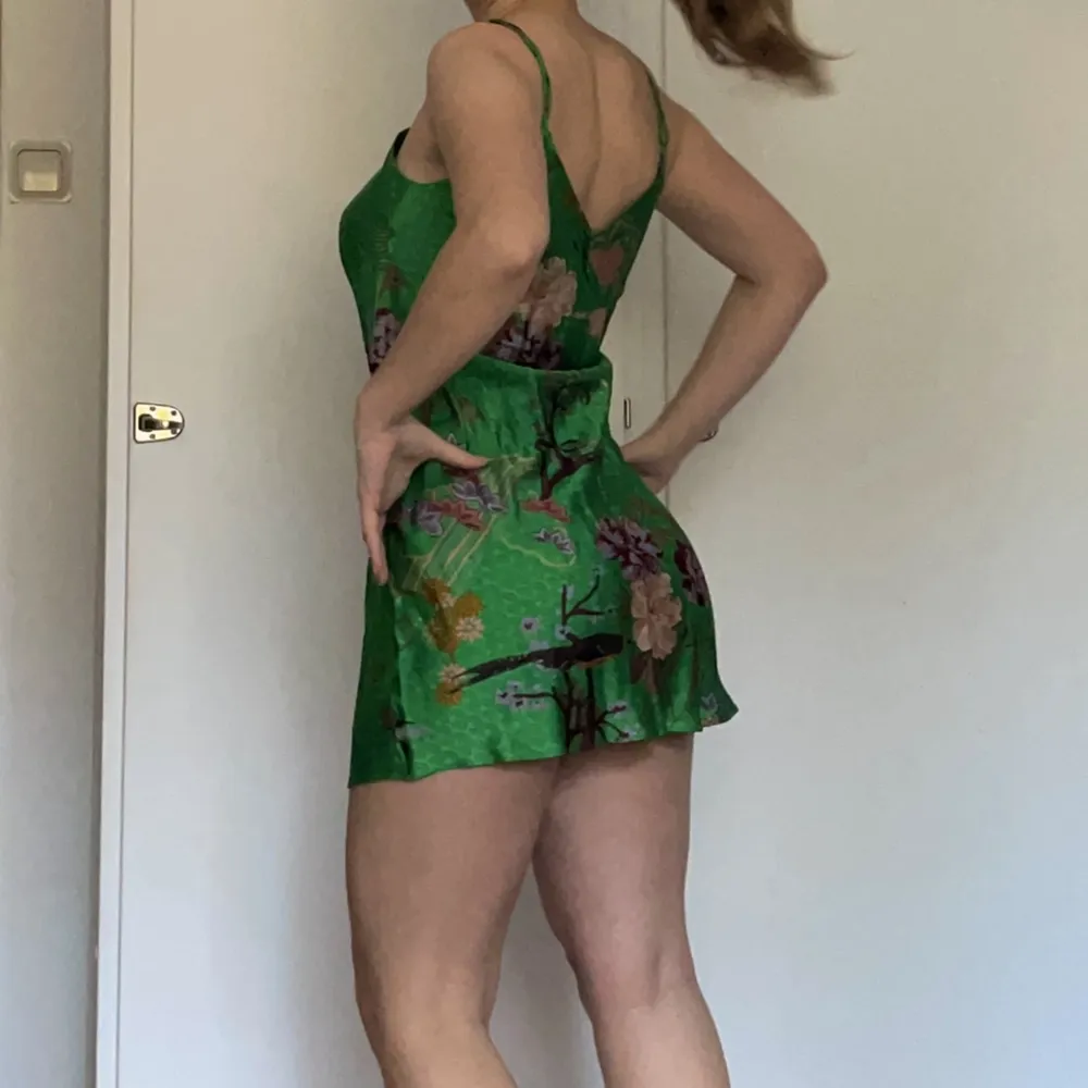 Jättefin grön klänning från Zara. Snörning i fram som man kan knyta eller ej. Lätt och ”silkigt” material. Hör gärna av dig om du har frågot<3 . Klänningar.