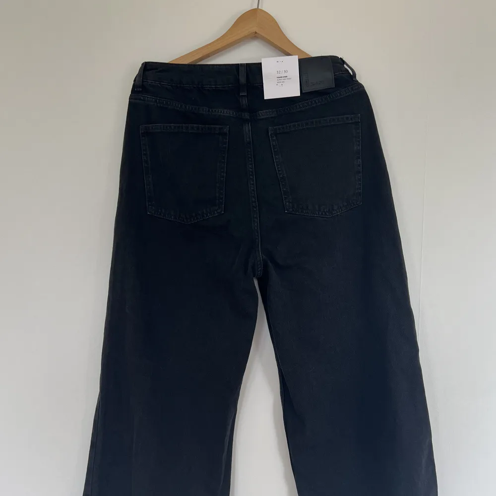 Ett par utsvänga högmidjade svarta jeans från BikBok i storlek 32 i midjan längd 30. Helt nya men beställde i fel storlek och har glömt att lämna tillbaka. . Jeans & Byxor.