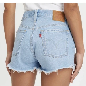 Levis shorts - Säljer dessa Levis shortsen 501 i storlek 29. Helt oaanvända med prislappar kvar. 🩷