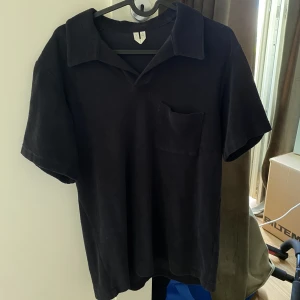 Arket frotté  - Morkblå polotröja i frotté-material från Arket. Väldigt sparsamt använd är som ny. Storlek S