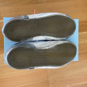 Philippe model - Tja, säljer dessa då jag köpte dom sen använda 1 gång och ångrade mig. Allt med följer såklart och kvitto finns. (De ska se smutsiga ut pga modellen). Köpte dom på United fashion för ca 3800kr