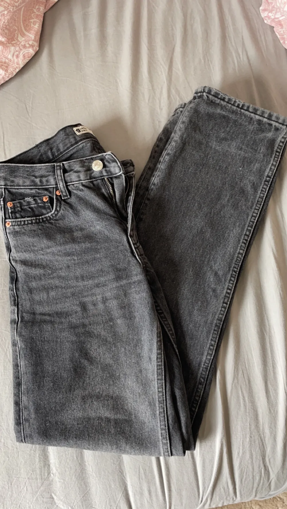 Säljer mina jätte fina o populära jeans från Gina i färgen svart använd några gånger men väldigt fina! Storlek 32 bra sick!. Jeans & Byxor.
