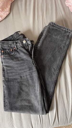 Säljer mina jätte fina o populära jeans från Gina i färgen svart använd några gånger men väldigt fina! Storlek 32 bra sick!
