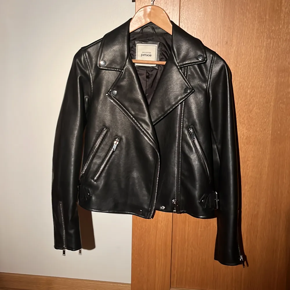 Slutsåld faux leather jacket köpt på asos 💞säljer då den inte kommit till användning, köpt för 600 kr. Jackor.