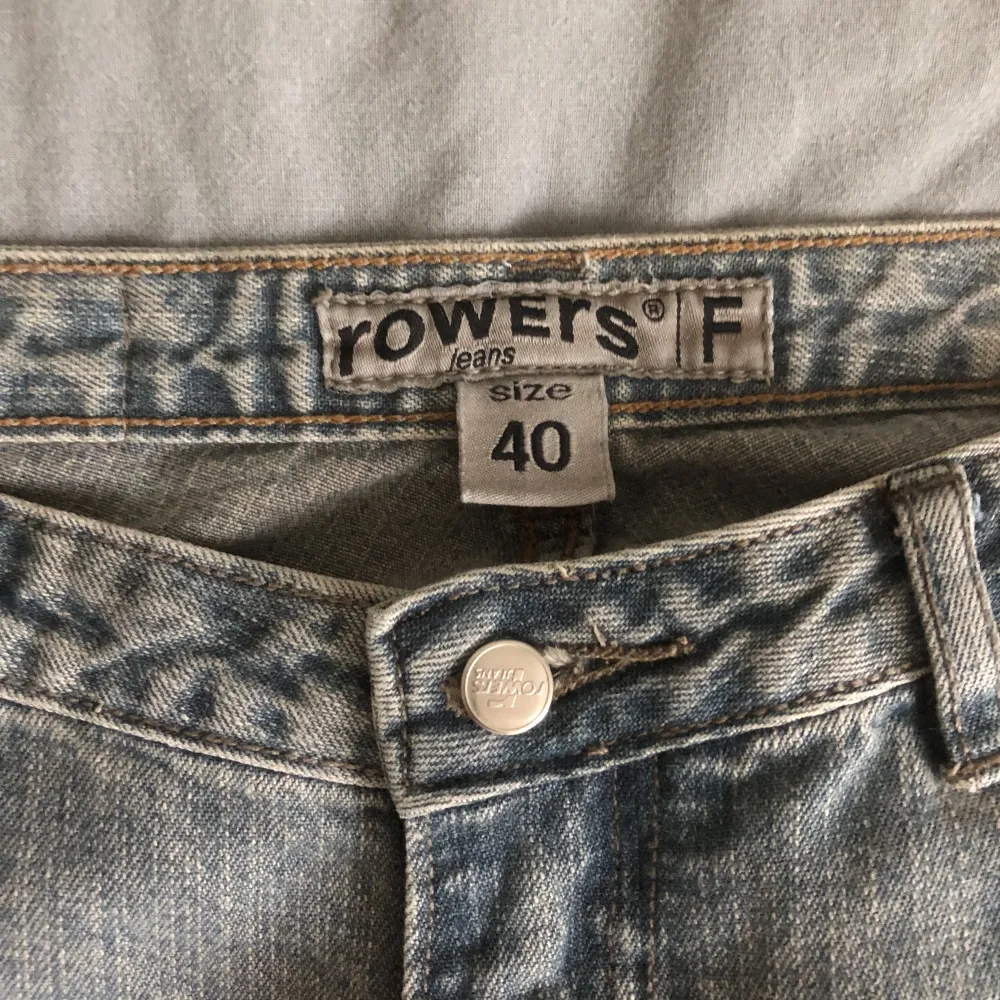 Jättesnygga lågmidjade jeans från 2000-talet som tyvärr inte passar mig. Även om lappen säger att de är i stolek 40 så passar den snarare någon som bär stolek 36/38 och är runt 160-165 cm. Tjejen på bilden har stolek 34 och är 165 cm.. Jeans & Byxor.