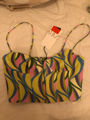 Topp  - Säljer en topp med prislapp kvar.  Köpte den för 129 säljer för 90 kr.  