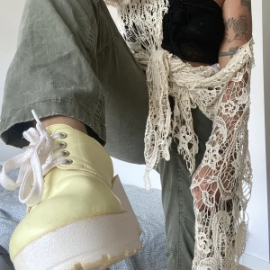 Snygga platformskor - Snygga gula platform/klack skor! Köptes här på plick, tydligen köpta i tokyo orginellt så vet ej märktet. Säljs för att dem ej kommer till användning längre & klacken är lite lös ! Skriv privat för mer bilder osv