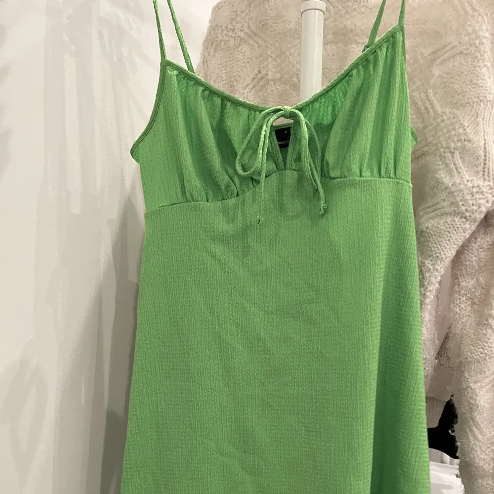 Jättefin grön klänning från Gina tricot, köpt förra året och sparsamt använd. Nyskick🫶🏻. Klänningar.
