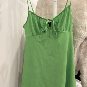 Jättefin grön klänning från Gina tricot, köpt förra året och sparsamt använd. Nyskick🫶🏻