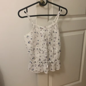 Vit barn blommig tröja i st 146-152 - I nyskick 