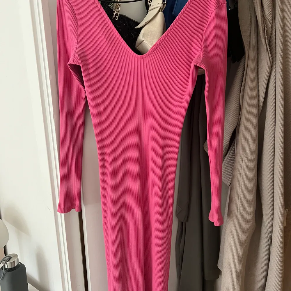 Säljer min rosa midiklänning i strl Medium från NA-KD. Använd ett fåtal gånger. Frakt tillkommer . Klänningar.