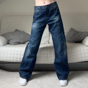 Levis Jeans - Säjljer dessa Levis jeans i storlek W34L34, 87cm midja och 82cm innerbenslängd🫶Jag på bilderna är 172cm lång och brukar ha storlek 38😊