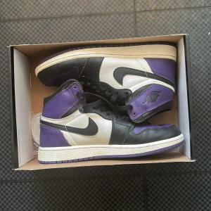 Air Jordan 1 Retro High OG "Court Purple" - Säljer mina Air Jordan 1 Retro High OG "Court Purple" storlek 39 EU.  Låda kommer med och jag kan bjuda på frakten. Mer frågor är det bara och skriva! Pris kan diskuteras ;)