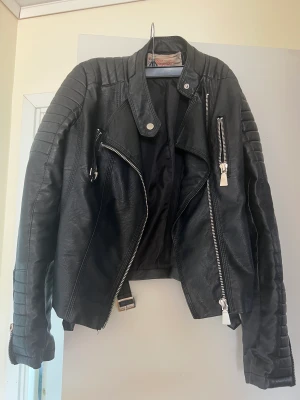 Skinnjacka 38 - Fin skinnjacka i storlek 38 i mycket bra skick❤️  200kr men pris kan diskuteras 