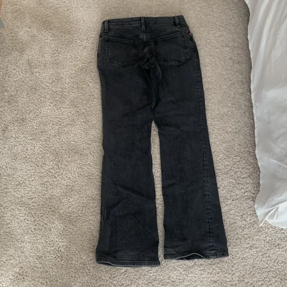 Svarta lågmidjade flare/bootcut jeans! Köpte de nya på monki och säljer på grund av att de inte passar mig☺️Skriv priv för mer bilder eller frågor🫶🏼. Jeans & Byxor.