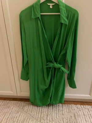 Omlottklänning - Grön omlottklänning i silkestyg, endast använd en gång.