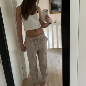 Linnebyxor  - Säljer min slutsålda linnebyxor från hm då de inte kommer till användning längre. Är 172 cm lång❤️