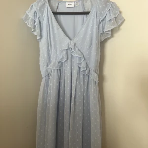 Sommarklänning VILA - Sommarklänning från Vila som är supersöt i storlek 34😍  150kr