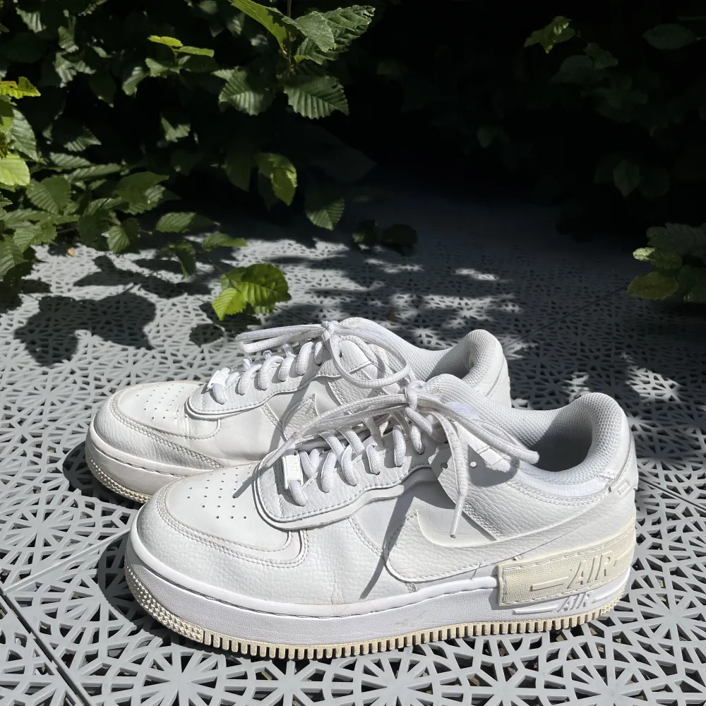 Jag säljer nu mina super fina och sköna Nike air force 1 shadow. Säljes pga använder dom inte längre. Finns inga slitmärken på dom. Storlek 41.. Skor.