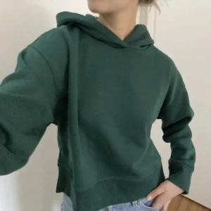 Grön zara Hoodie  - 💗Lånad bild💗säljer nu min gröna zara Hoodie med Luva i storlek M då den inte kommer till användning, hör gärna av er vid frågor💗