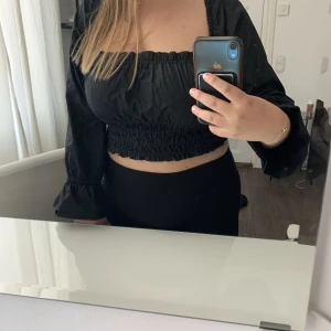 Svart somrig topp - Säljer min knappt använda fina svart topp ifrån nakd för 150 kr. Nypris: 399 kr.💕