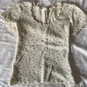 Söt topp - Säljer denna urgulliga topp ifrån brandy som är i nyskick, jätte gullig men kommer ej till användning, tryck ej på köp nu knappen tack ❣️