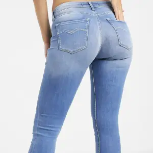 Lågmidajde Replay jeans, storlek 26/30-31. Helt nya, skriv privat vid intresse💕💕